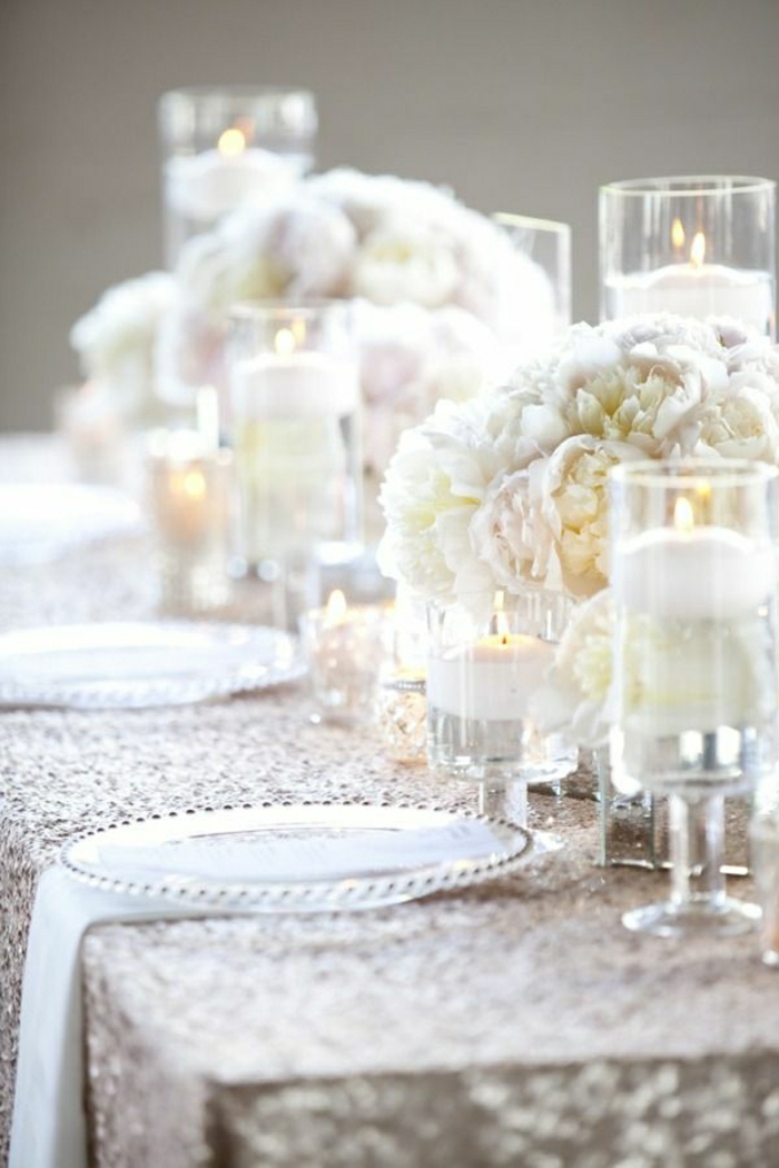 stilvolle-Tisch-Dekoration-weiße-Blumen-Kerzen