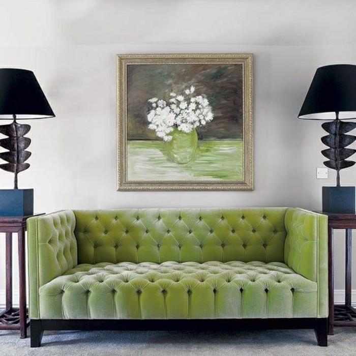 symmetrisches-Wohnzimmer-Chesterfield-naturgrüne-Farbe