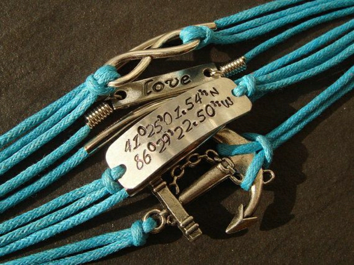 türkisblaue-Armbänder-mit-Gravur-Koordinaten