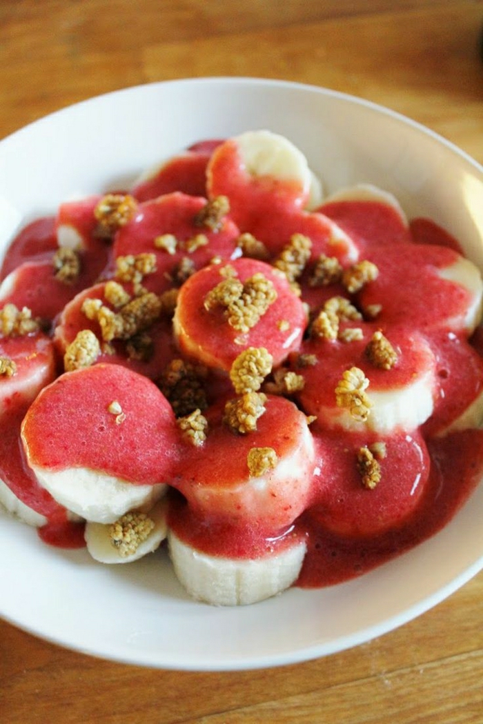 vegan-Frühstück-Erdbeeren-Dressing-Bananen
