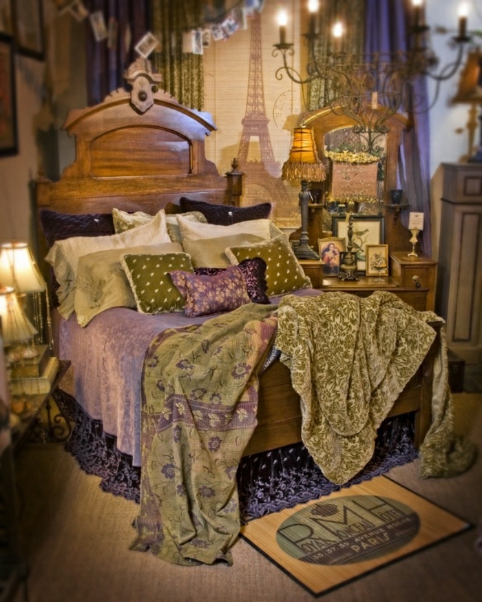 vintage-Boho-Chic-Stil-Schlafzimmer-Bettwäsche-lila-grün-Kronleuchter