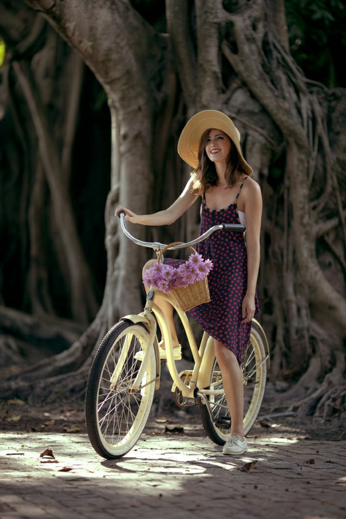 vintage-Fahrrad-beige-Korb-Blumen-Mädchen-Strohhut-Baum