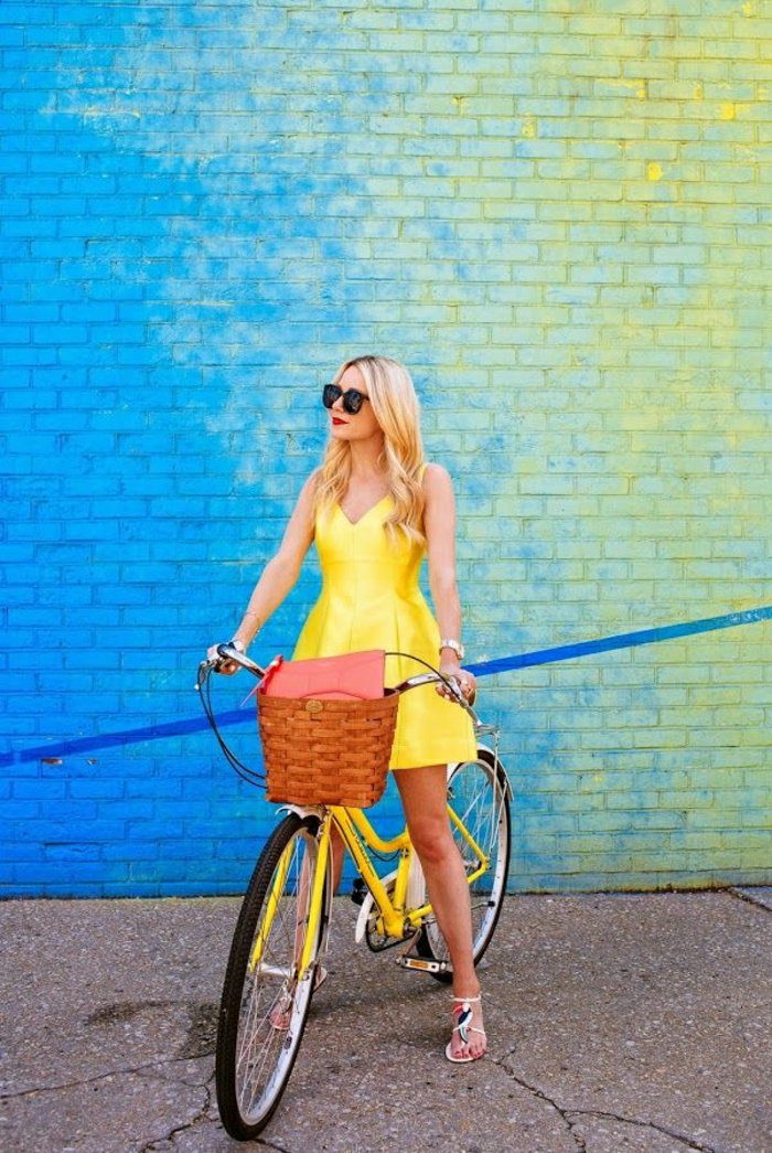 vintage-Fahrrad-gelb-Korb-Tasche-Mädchen-gelbes-Kleid-Sonnenbrille-bunte-Ziegelwand