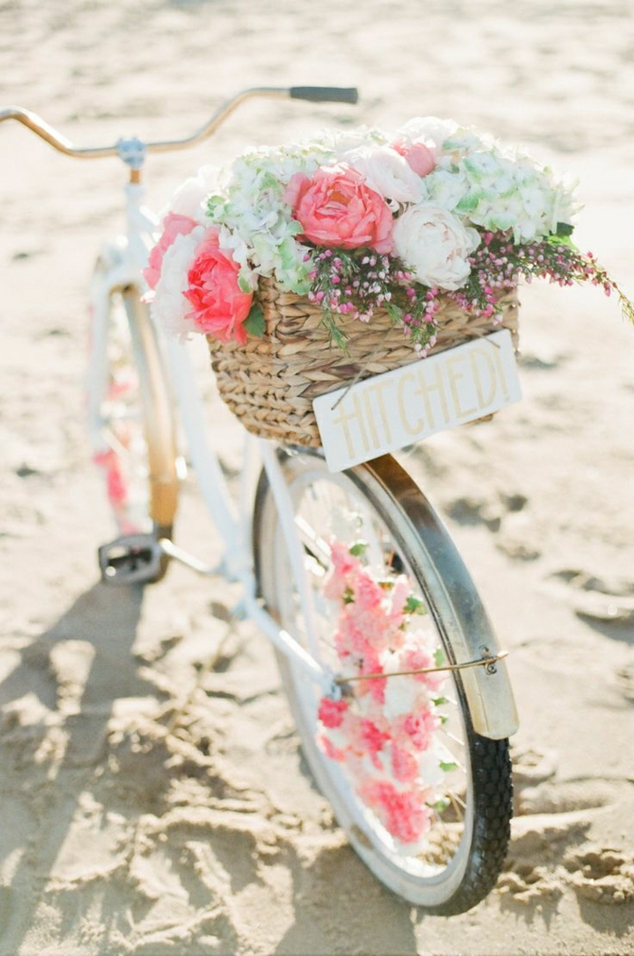 vintage-Fahrrad-weiß-Blumen-Dekoration-Korb-Aufschrift-Sand-Strand
