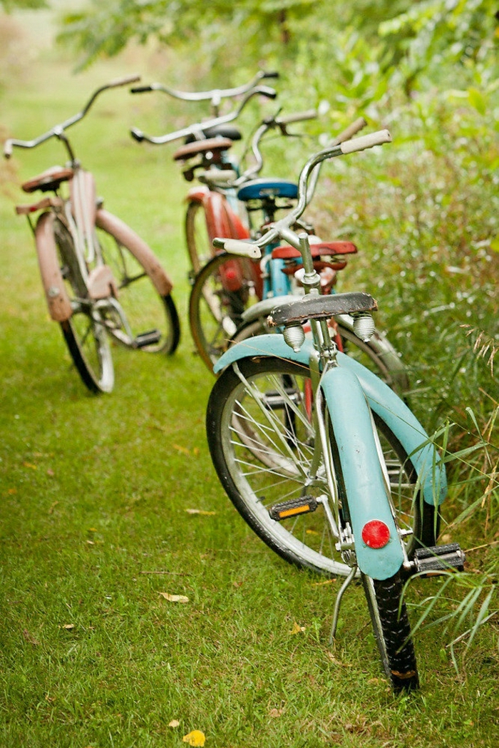 vintage-Fahrräder-Gras-verschiedene-Farben