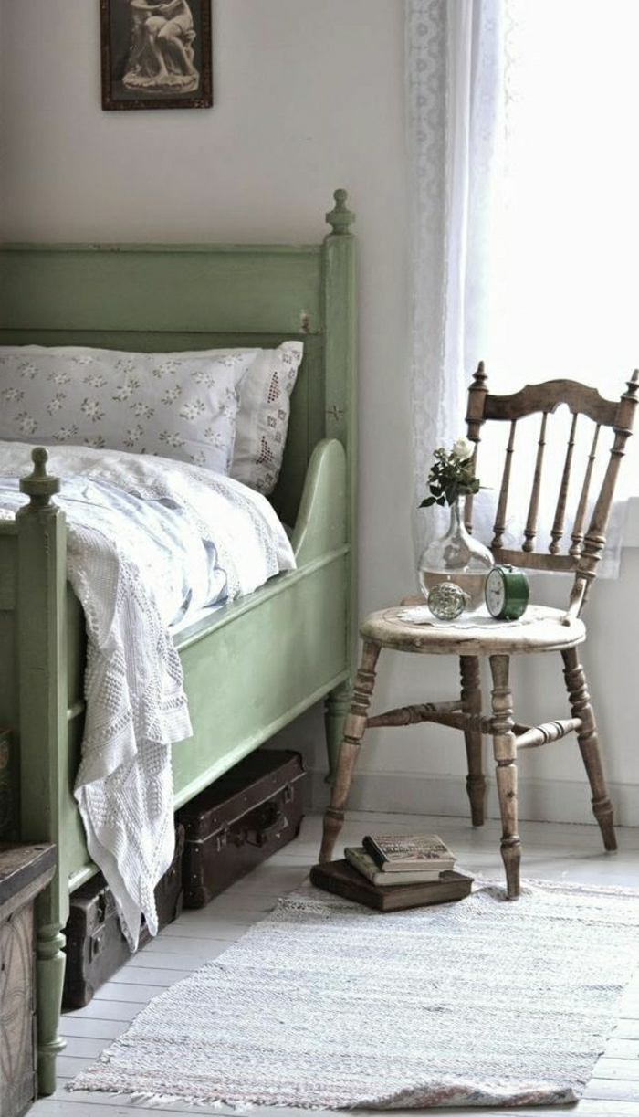 vintage-Schlafzimmer-skandinavischer-Stil-grünes-Bett-Wecker-Vase-altmodischer-Stuhl