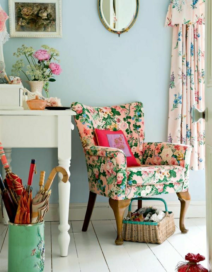 vintage-Sessel-Blumen-Muster-Rattankorb-Pfingstrosen-Schirme-Spiegel