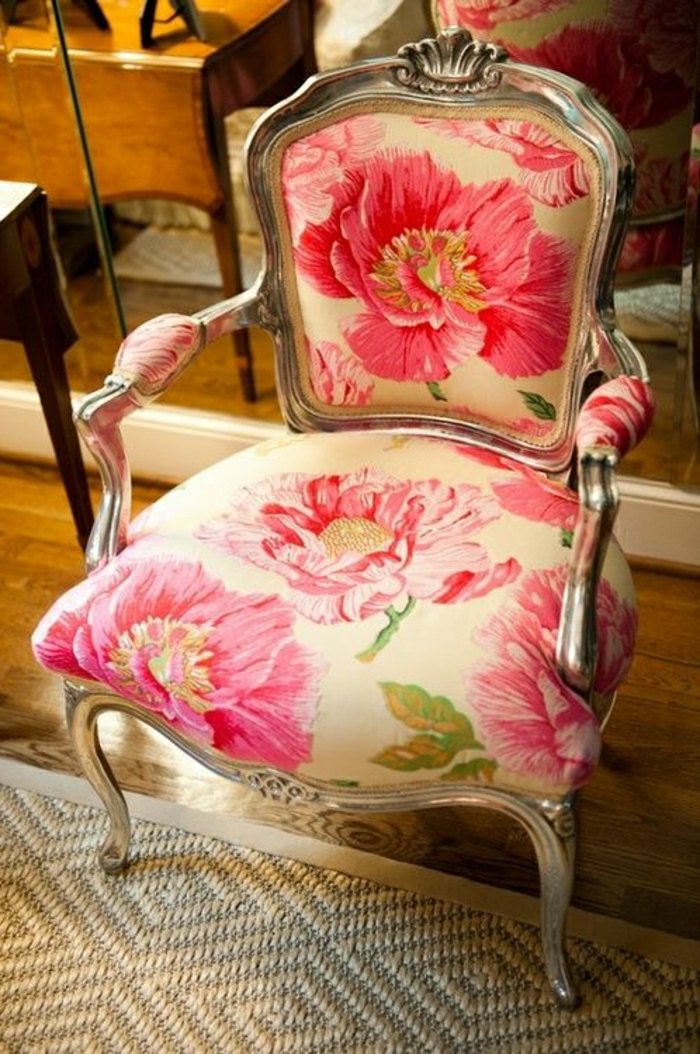 vintage-Sessel-Metall-Blumen-Muster