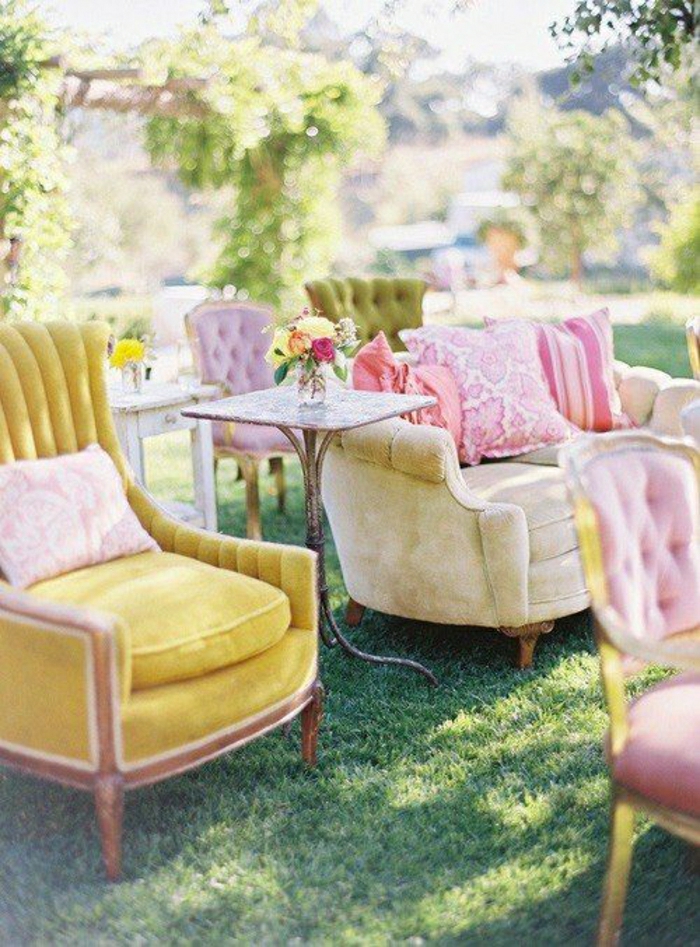 vintage-Sessel-Samt-verschiedene-Farben-Kissen-Rosen-Garten