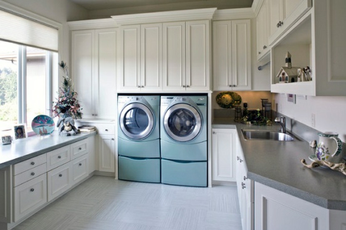 waschküche-einrichten-attraktive-ausstattung-blaue-waschmaschinen