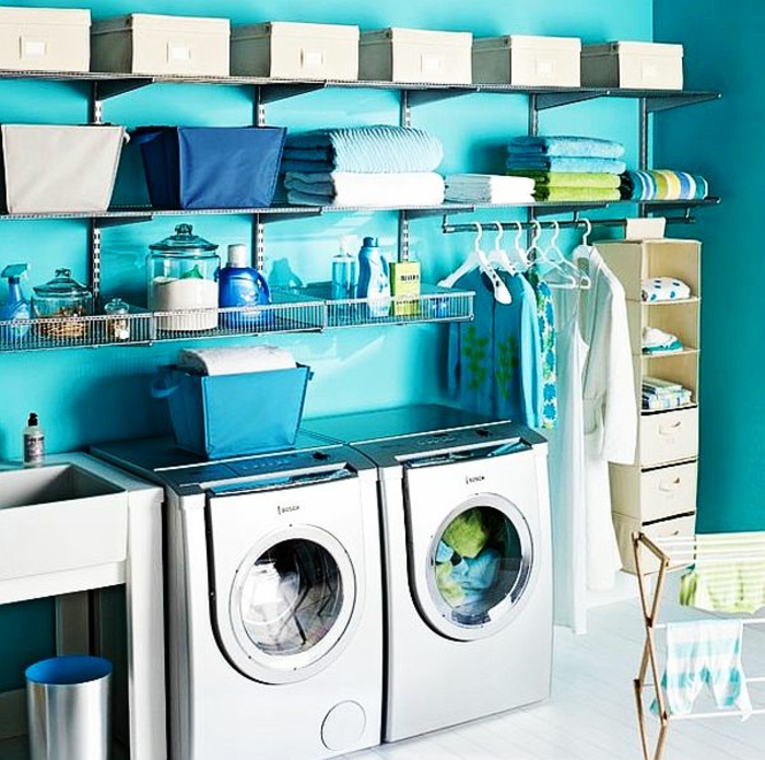 waschküche-einrichten-blaue-wandgestaltung-und-viele-regale