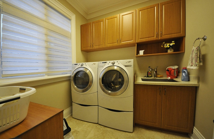 waschküche-einrichten-schränke-aus-holz-über-den-waschmaschinen