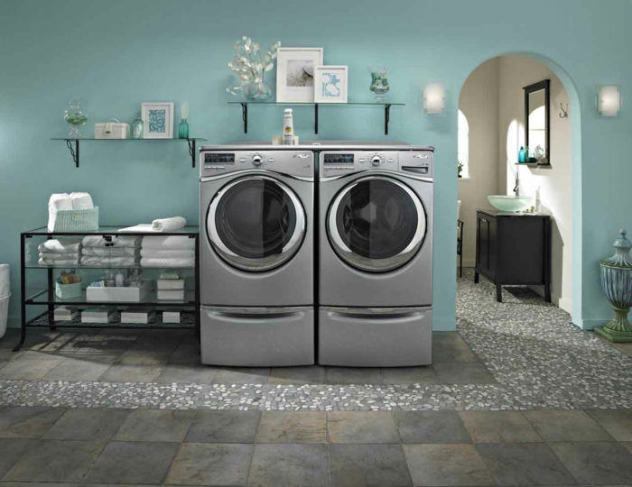 waschküche-einrichten-silberne-waschmaschinen-blaue-wandgestaltung