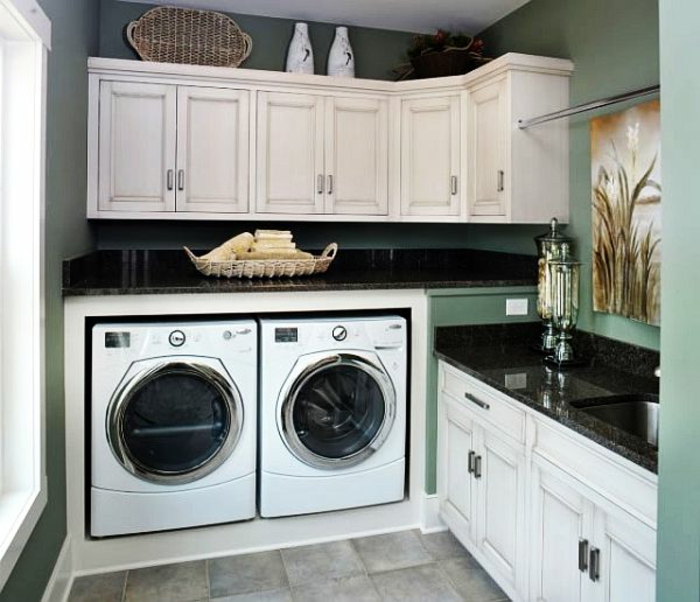 waschküche-einrichten-zwei-moderne-waschmaschinen-schränke-darüber