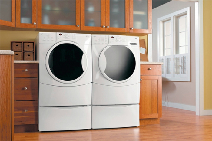 waschküche-einrichten-zwei-sehr-moderne-waschmaschinen-hölzerne-schränke