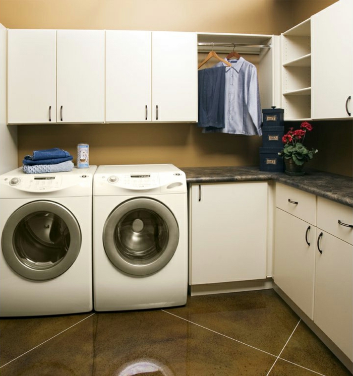 waschküche-einrichten-zwei-waschmaschinen-viele-regale