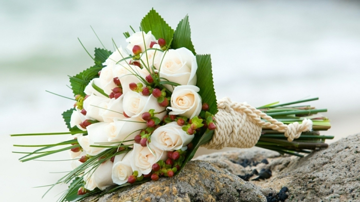 weiße-rosen-blumenstrauß-mit-wunderschönen-blumen-dekoration-deko-mit-blumen Blumensträuße 