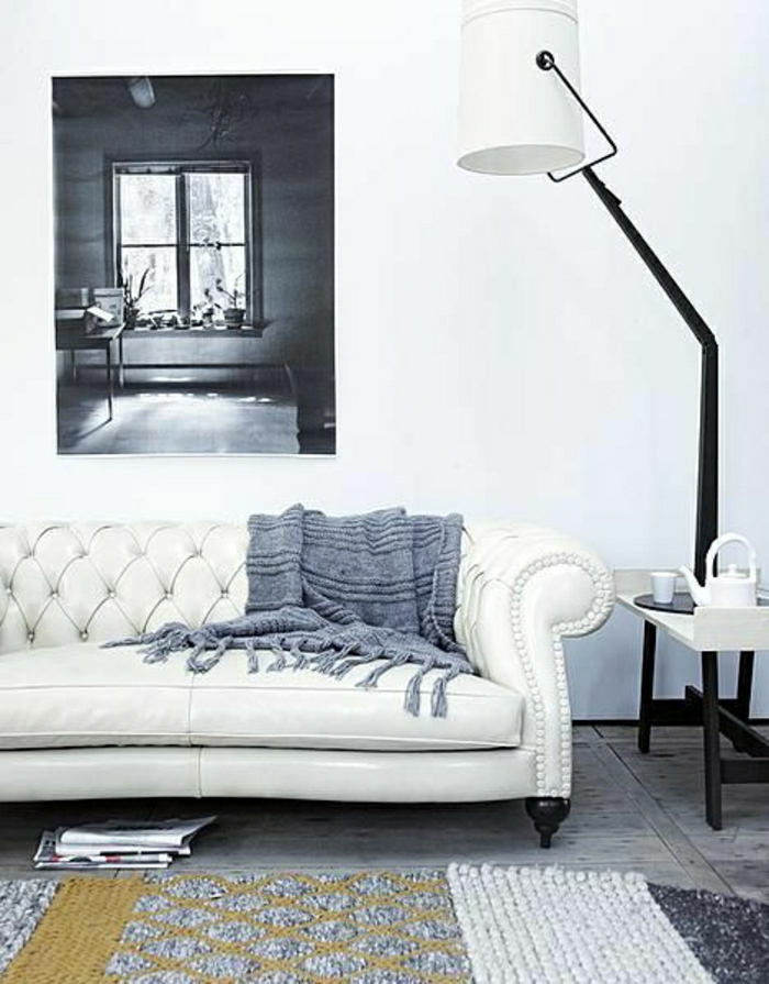 weißes-Chesterfield-Sofa-interessante-Lampe