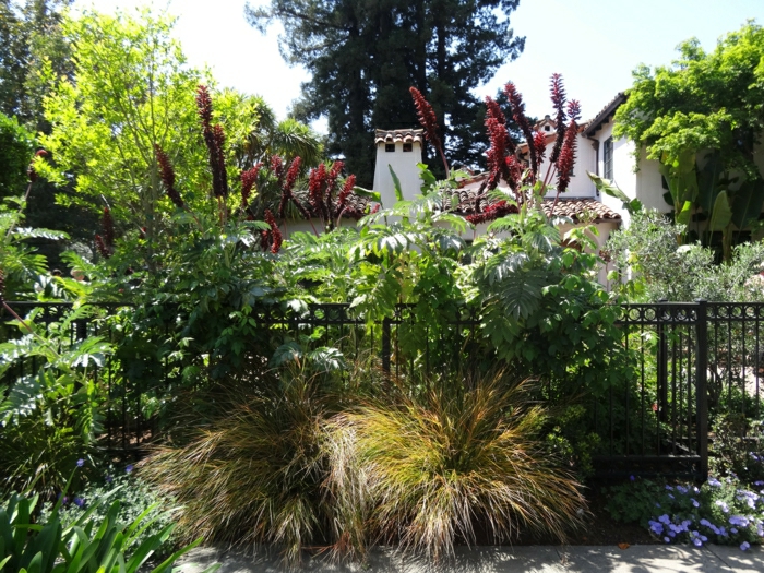 weißes-Haus-Garten-mediterran-Sträuche-Blumen-Zaun