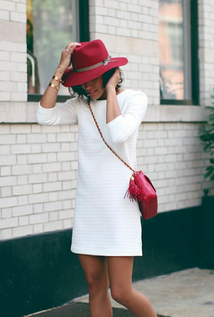 weißes-Kleid-roter-Hut-Tasche-Akzent
