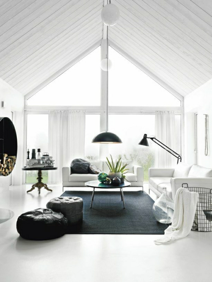 weißes-Wohnzimmer-schwarze-Möbel-Kontrast-Hölzer-Hocker-Sofas-Wäschekorb-hängende-Leuchten