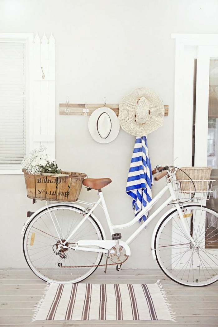 weißes-vintage-retro-Fahrrad-zwei-Körbe-Blumen-Strohhüte-Tuch