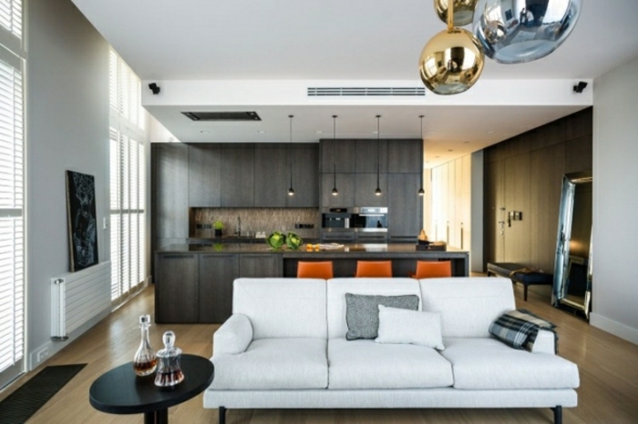 wohnzimmer-mit-küche-weißes-sofa-und-schöne-hängende-lampen