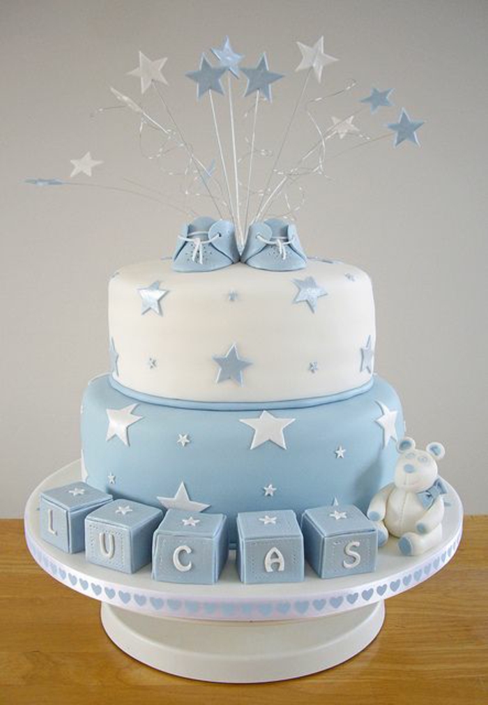 wunderschöne-baby-torte-in-weiß-und-blau
