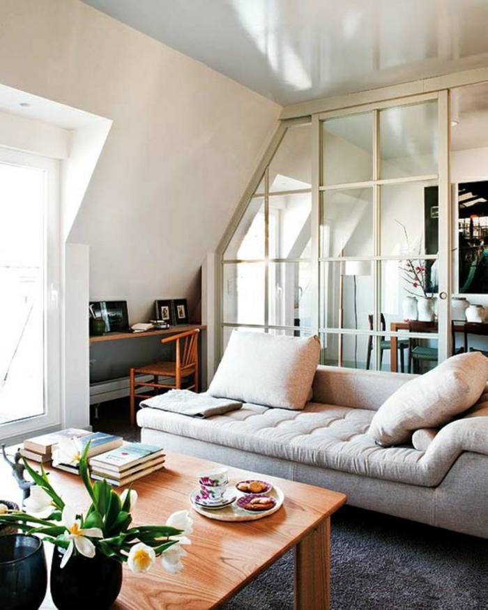 zimmer-inspirationen-graues-sofa-attraktive-dekokissen