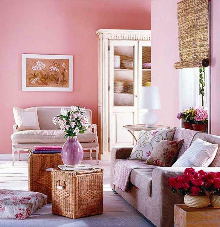 zimmer-inspirationen- rosige-wand-und-lila-sofa