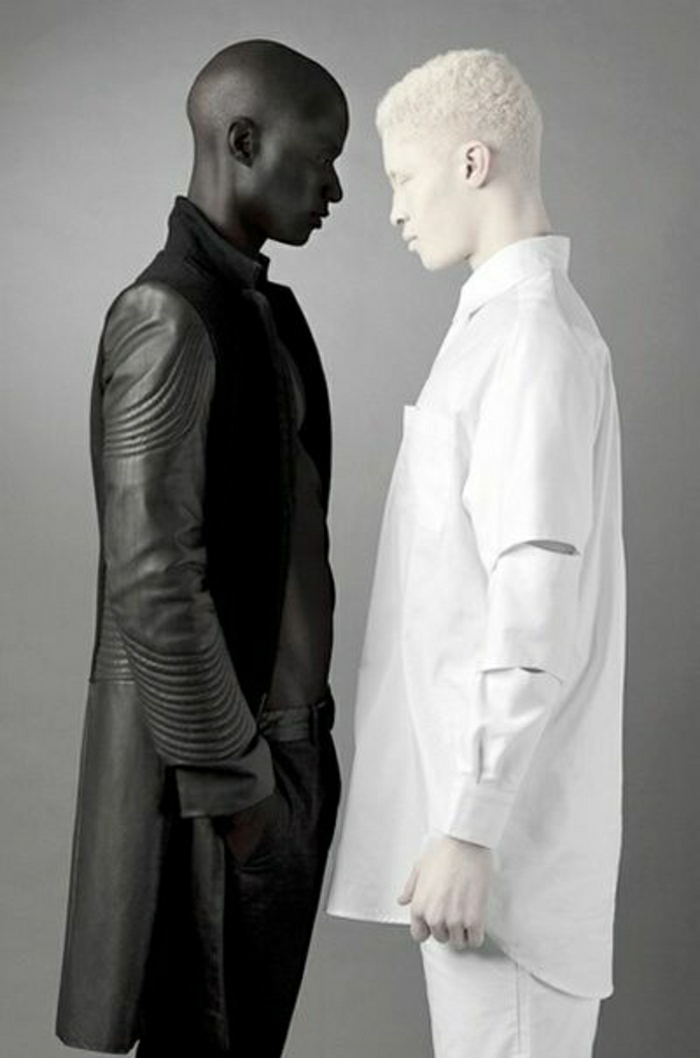 zwei-Männer-Kontrast-schwarz-weiß