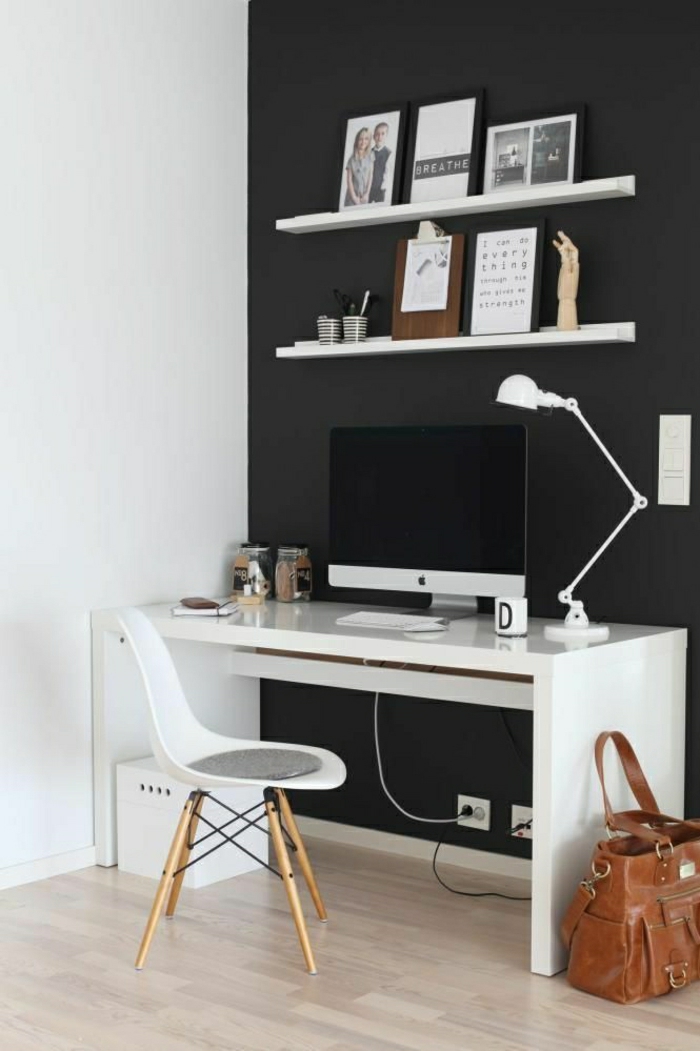 ARbeitszimmer-simple-moderne-Gestaltung-schwarz-weiß-Stuhl-interessantes-Design-Schreibtisch-Computer-Leselampe-Regale-Fotos