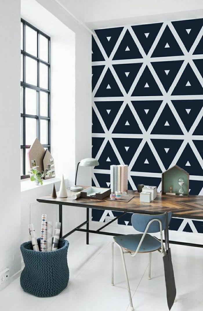 Arbeitszimmer-Schreibtisch-schwarz-weiße-Gestaltung-Wanddekoration-Ideen-graphisches-Muster-Dreiecke