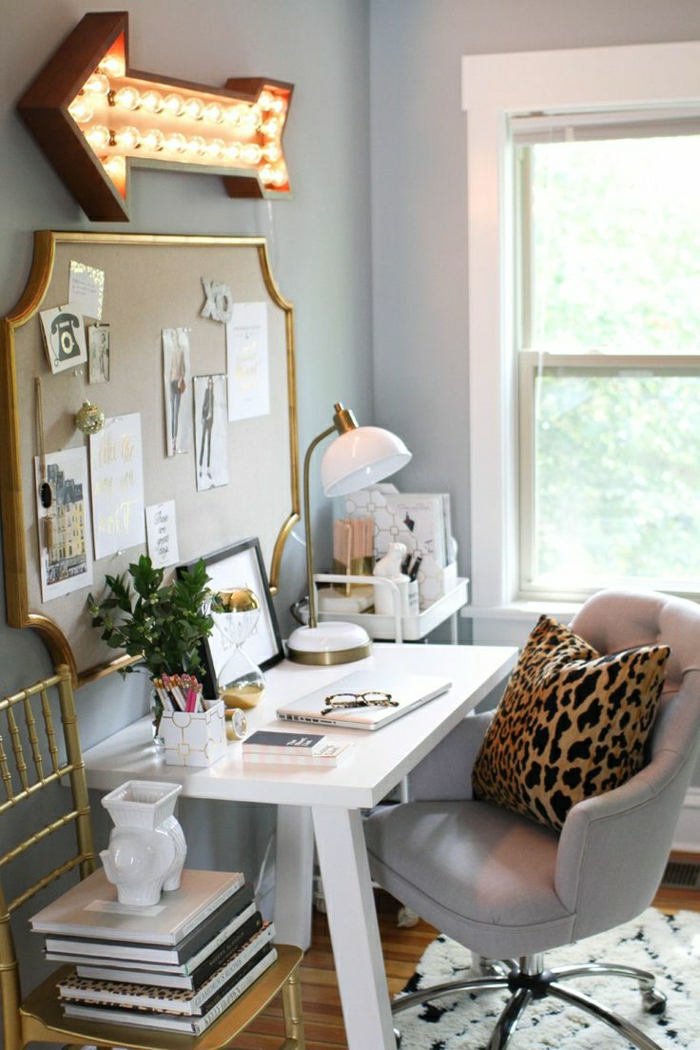Arbeitszimmer-Sessel-Kissen-Tierdruck-weißer-Schreibtisch-Leselampe-Hefte-Pflanzr-Fotos-Tafel-leuchtender-Hinweispfeil