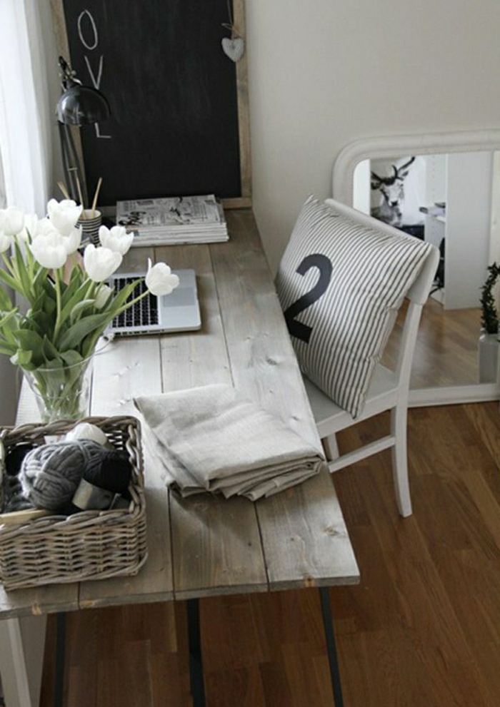 Arbeitszimmer-rustialer-Tisch-Holz-Rattankorb-weiße-Tulpen