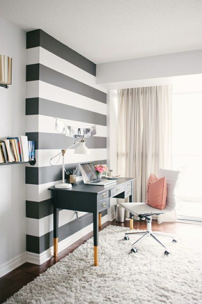 Arbeitszimmer-schwarz-weiße-Wand-flaumiger-Teppich-Gardinen-Leder-Stuhl-rosa-Kissen-Laptop-Bücherregale-Designer-Schreibtisch-Schubladen-vintage