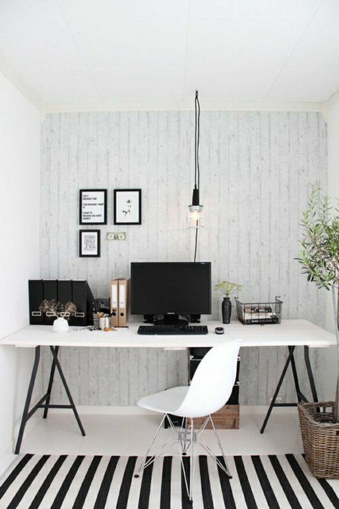 Arbeitszimmer-schwarz-weißes-Design-Teppich-Streifen-Stuhl-Laptop-Rattankorb-Blumentopf-Fotos-hängende-Leuchte-Designer-Schreibtisch