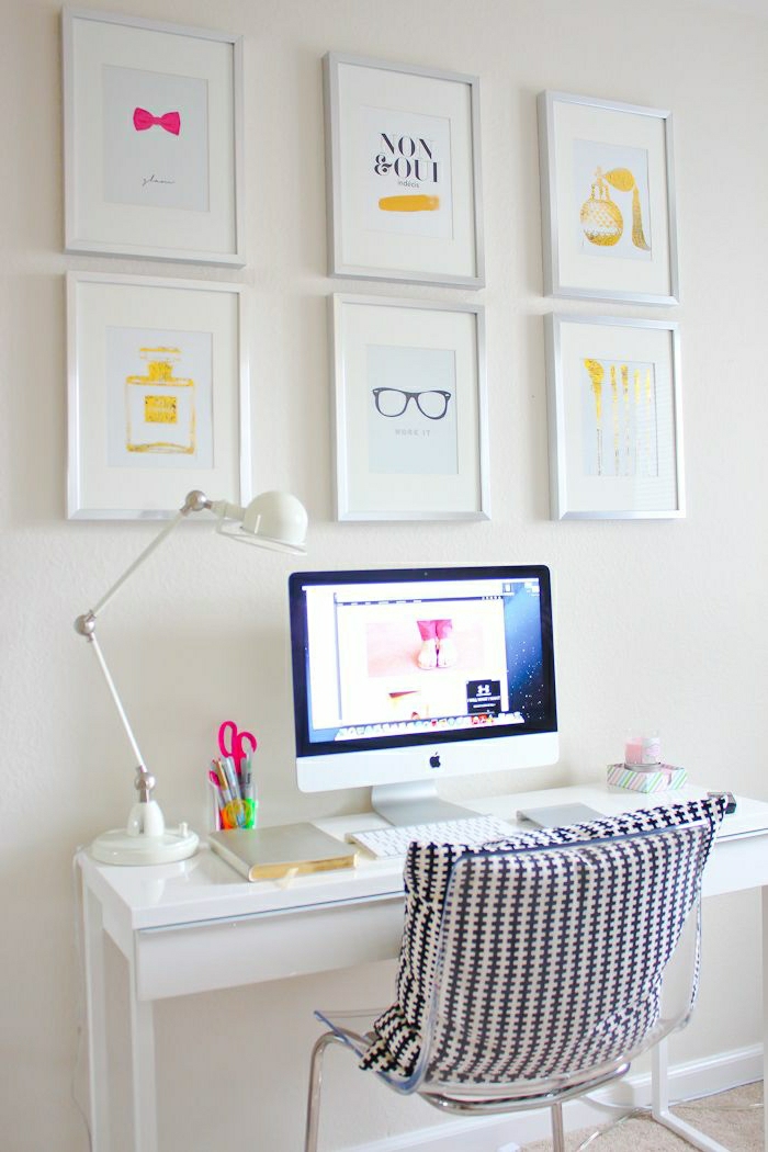 Arbeitszimmer-weiß-durchsichtiger-Stuhl-Plastik-graphisches-Kissen-Fotos-Computer-Leselampe-simpler-Schreibtisch