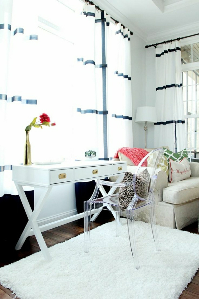 Arbeitszimmer-weiße-Gestaltung-Schreibtisch-Kissen-weiße-moderne-Gardinen-blaue-Streifen