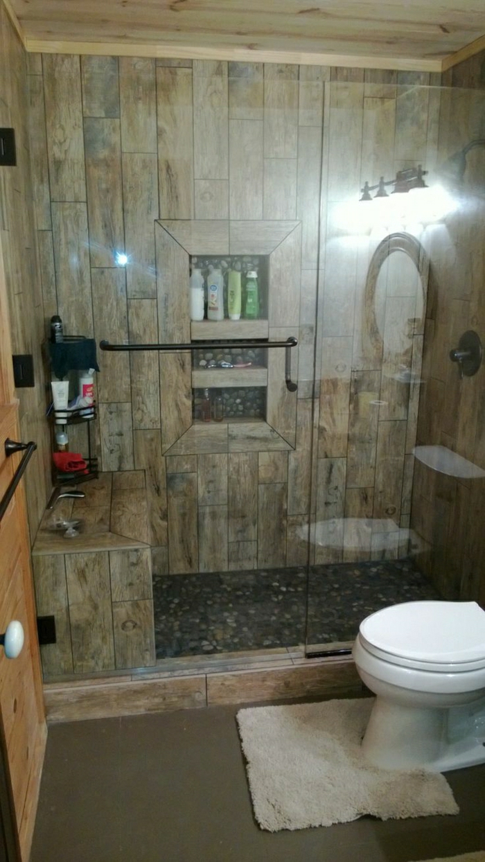 Badezimmer-Duschabtrennung-rustikaler-Stil-Holz-Boden-dekorative-Steine