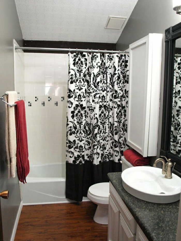 Badezimmer-Waschbecken-Tücher-Badewanne-schwarz-weiße-Gardinen