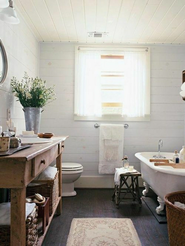 Badezimmer-rustikale-Möbel-Blumen-Rattankörbe-Teppich-Badewanne