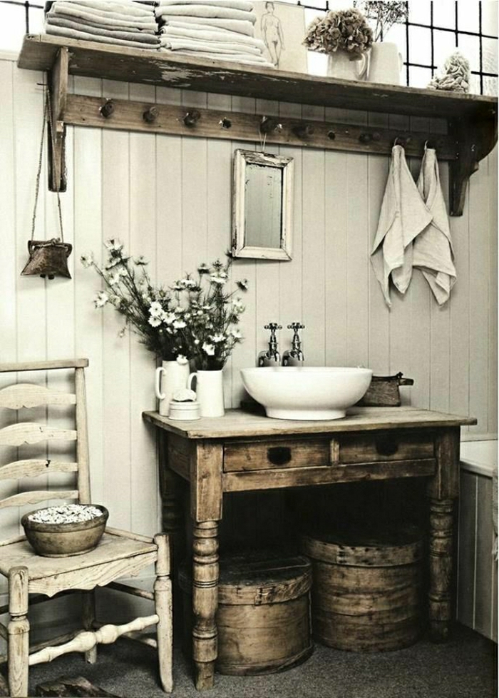 Badezimmer-rustikale-Möbel-Waschbecken-Stuhl-Handtücher-Blumen-Spiegel-Holz