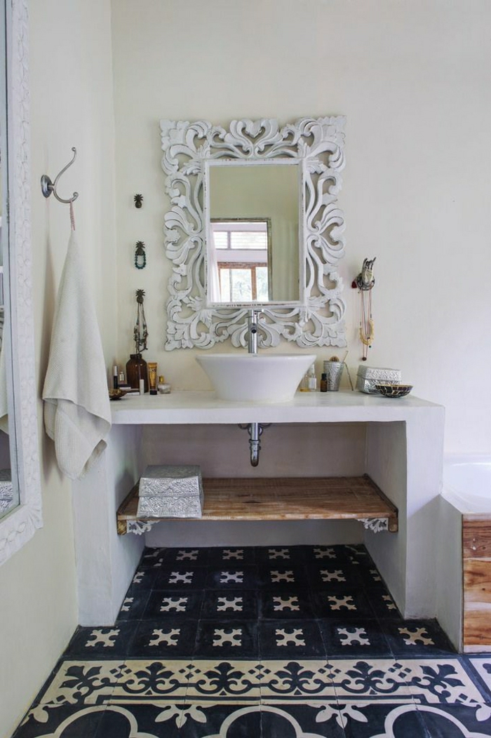Badezimmer-vintage-Rahmen-Spiegel-weiß-Ornamente-Handtuch-Waschbecken-Fliesen-Ornamente