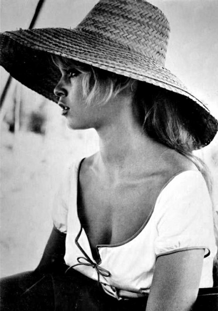 Brigitte-Bardot-retro-Foto-schwarz-weiß-weiße-Bluse-Hut-Krempe