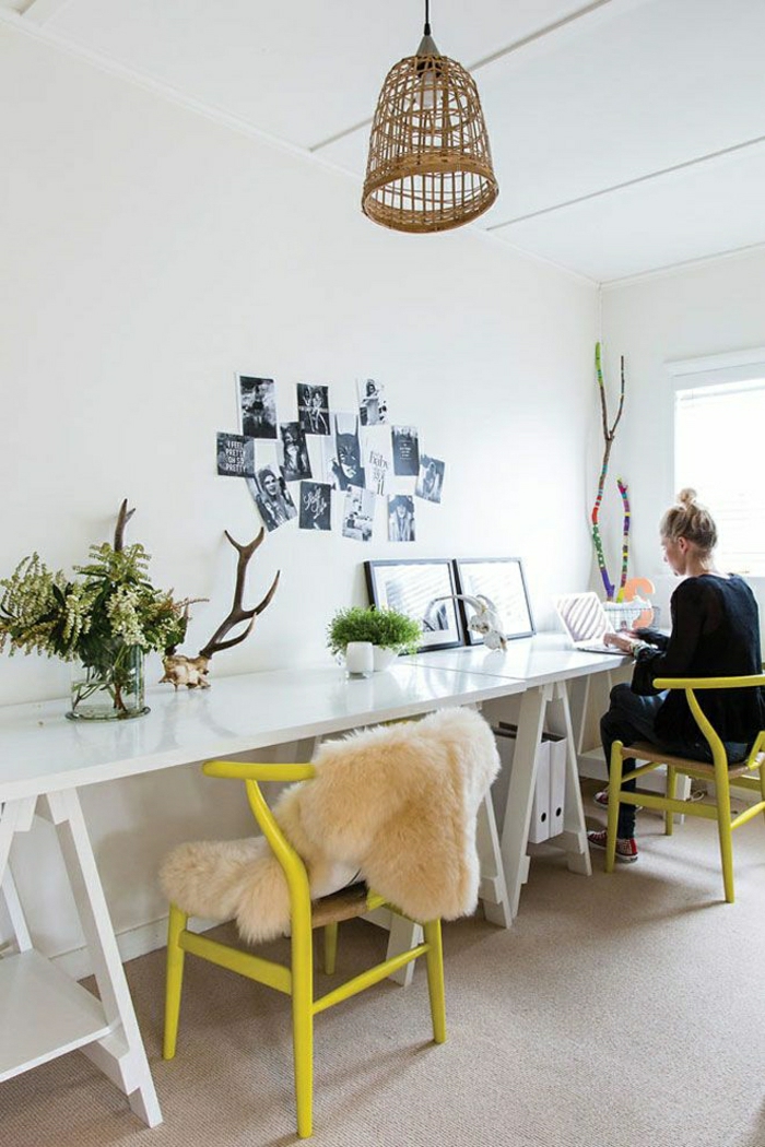 Büro-kreative-Atmosphäre-gelbe-Stühle-Schreibtische-breit-weiß-Pflanzen-Geweih-Fotos-Rattanlampe