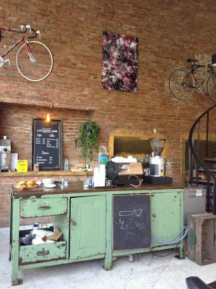 Cafe-Ziegelwände-Wanddekoration-Idee-Fahrräder