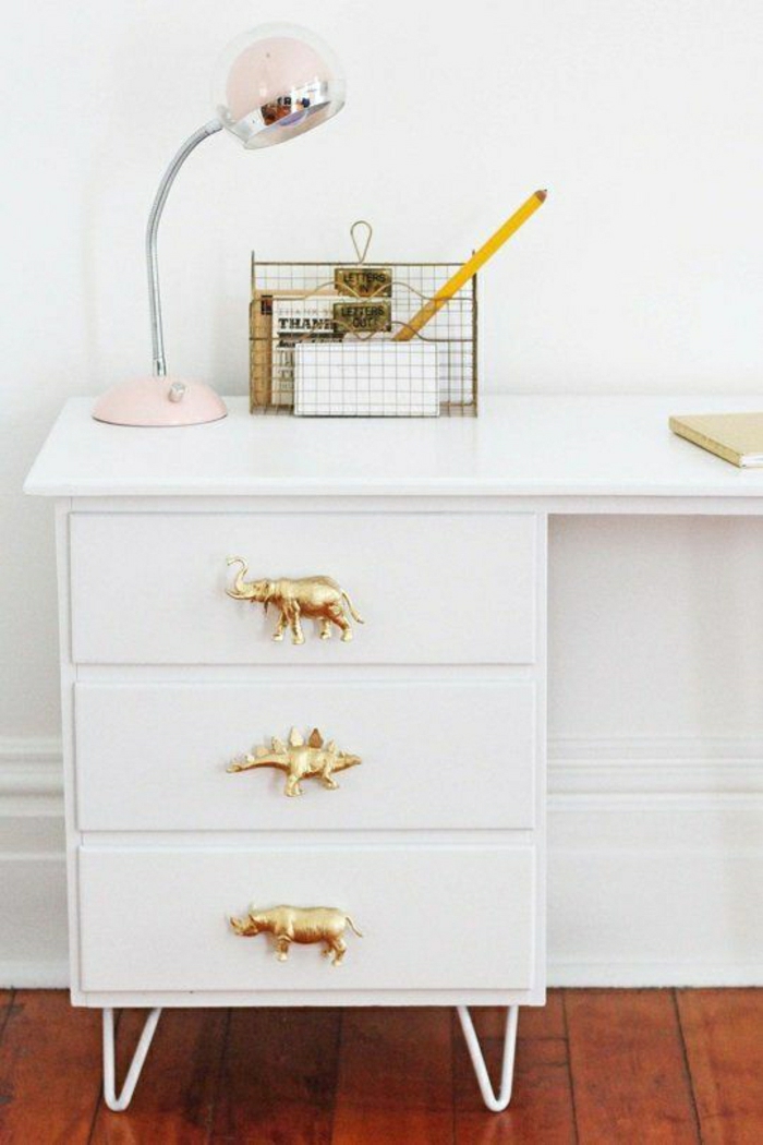 Designer-Schreibtisch-weiß-goldene-Griffe-Elefant-Nilpferd-rosa-Leselampe