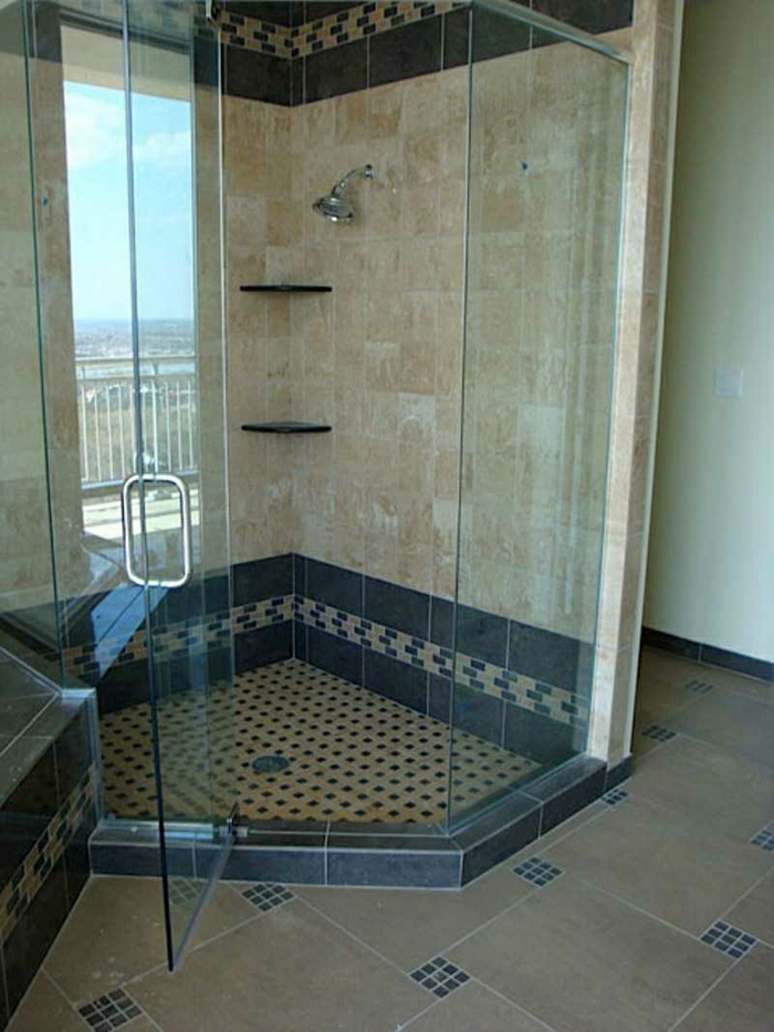 Duschabtrennung-Fliesen-Mosaik-Glastür-luxuriös