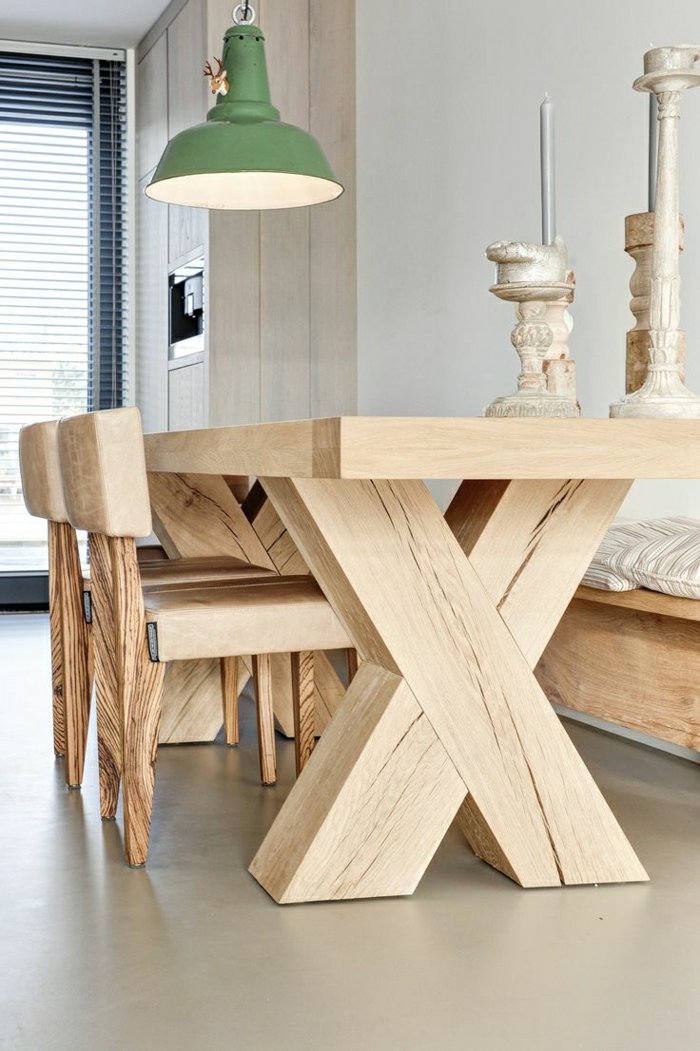 Esszimmer-rustikale-Möbel-Tisch-Massivholz-Stühle-Kerzenhalter-industrielle-Lampe